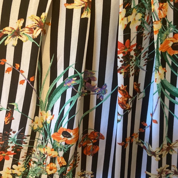 Cute Stripped Floral Top - Picture 2 of 2